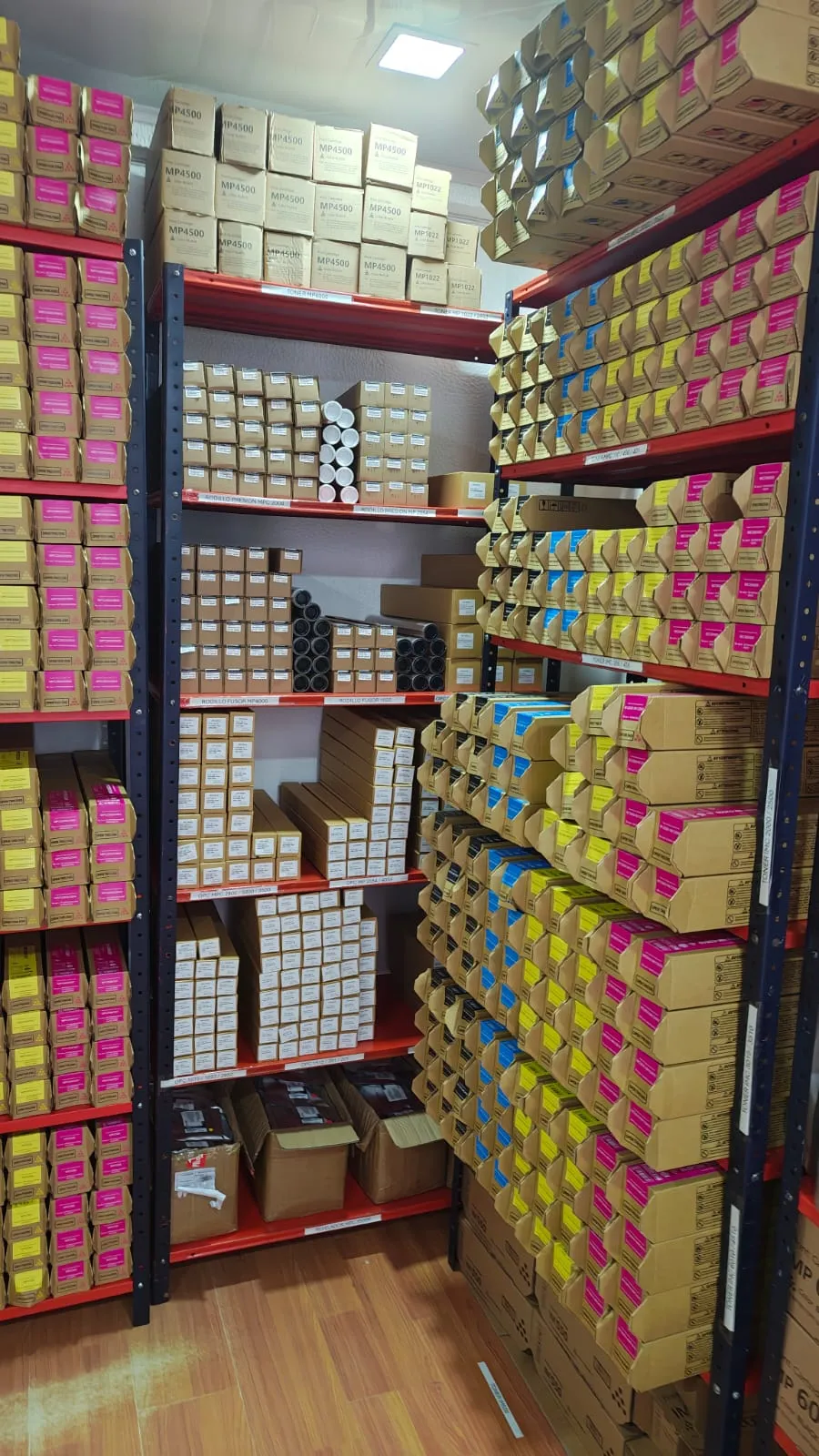 Estantería con cajas de tóner