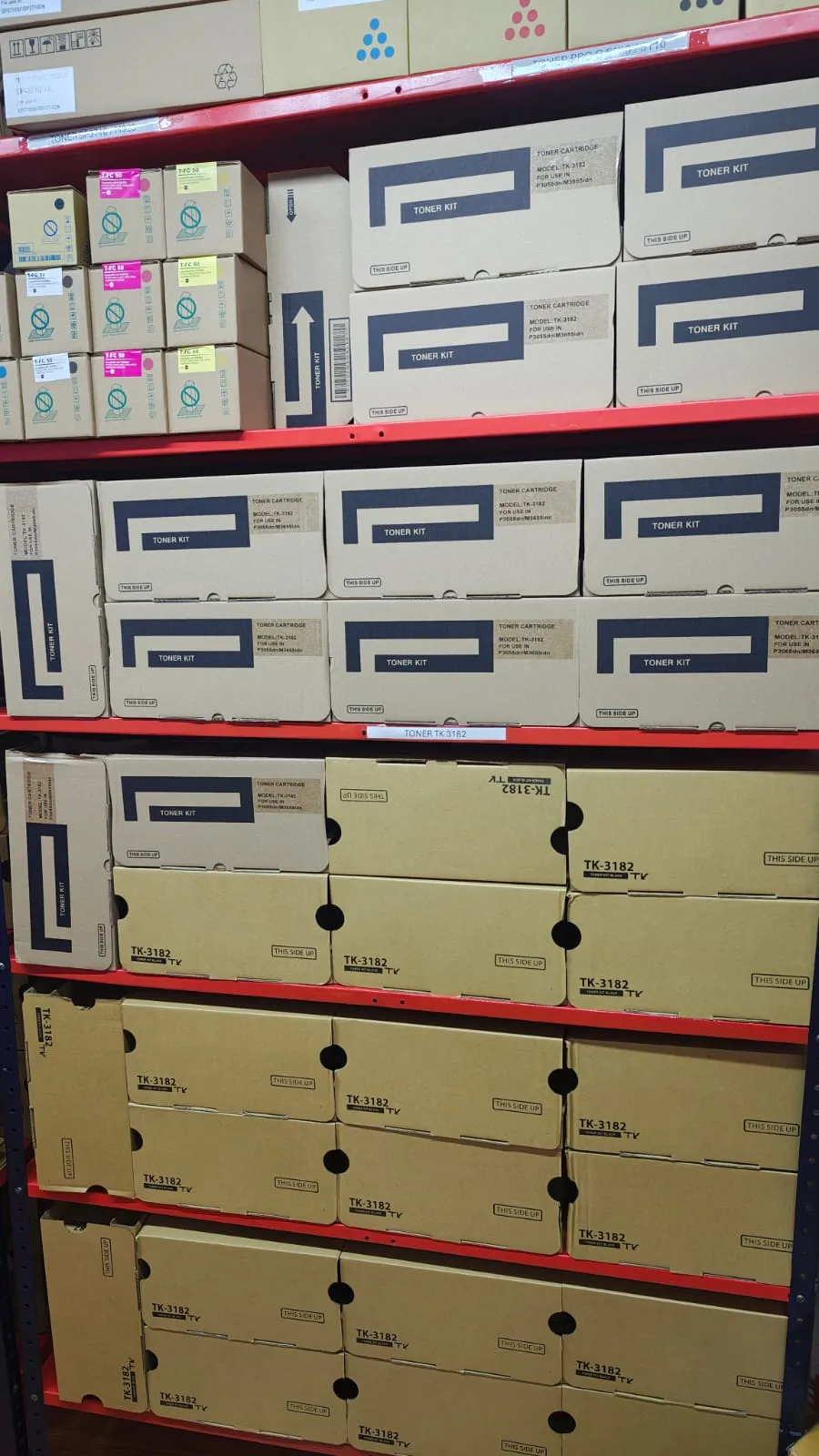 Cajas de tóner en la bodega